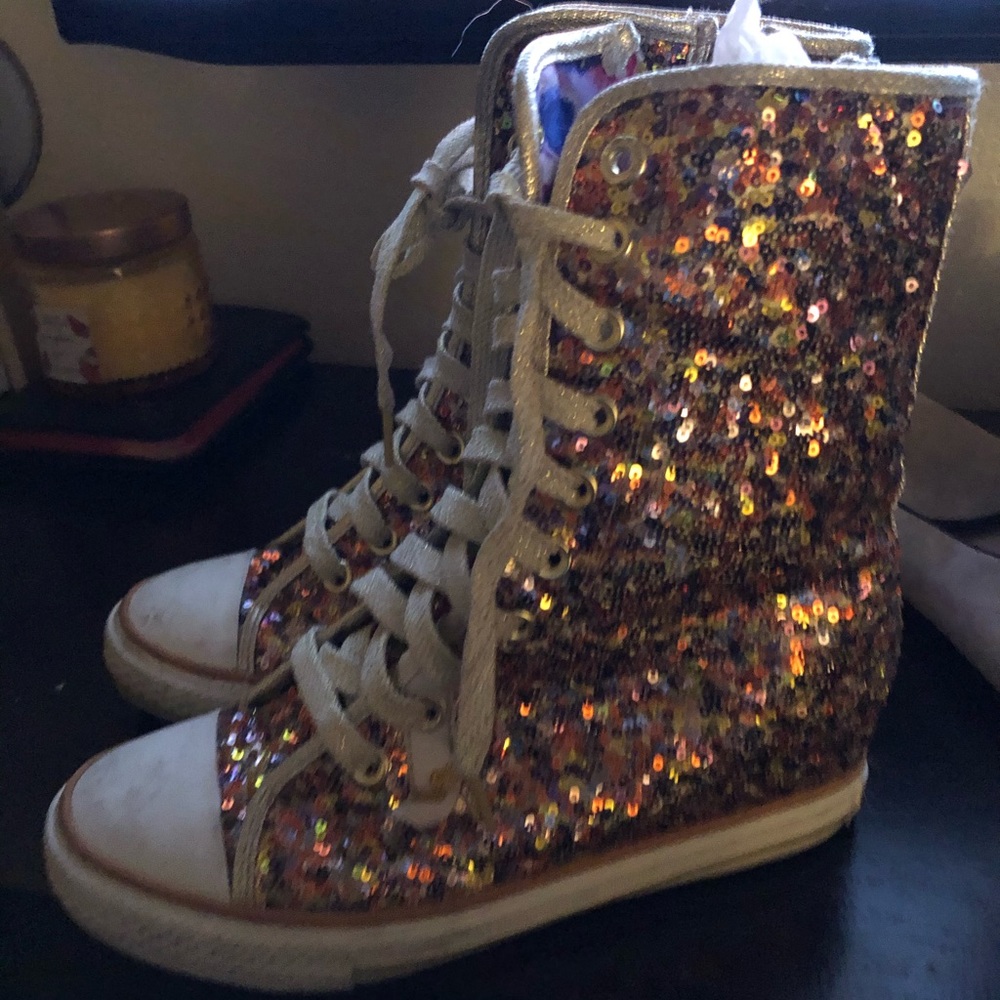 Sparkling sketchers tennis shoes very stylist